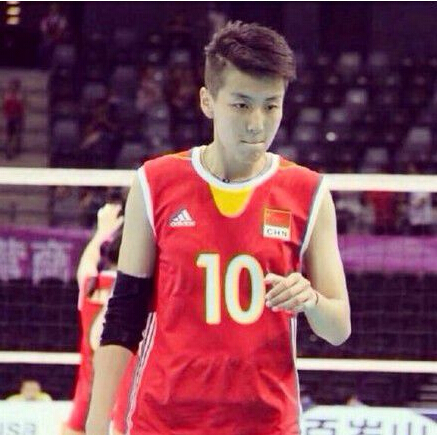 比赛时,某运动员进行了一次跳发球,若击球点恰