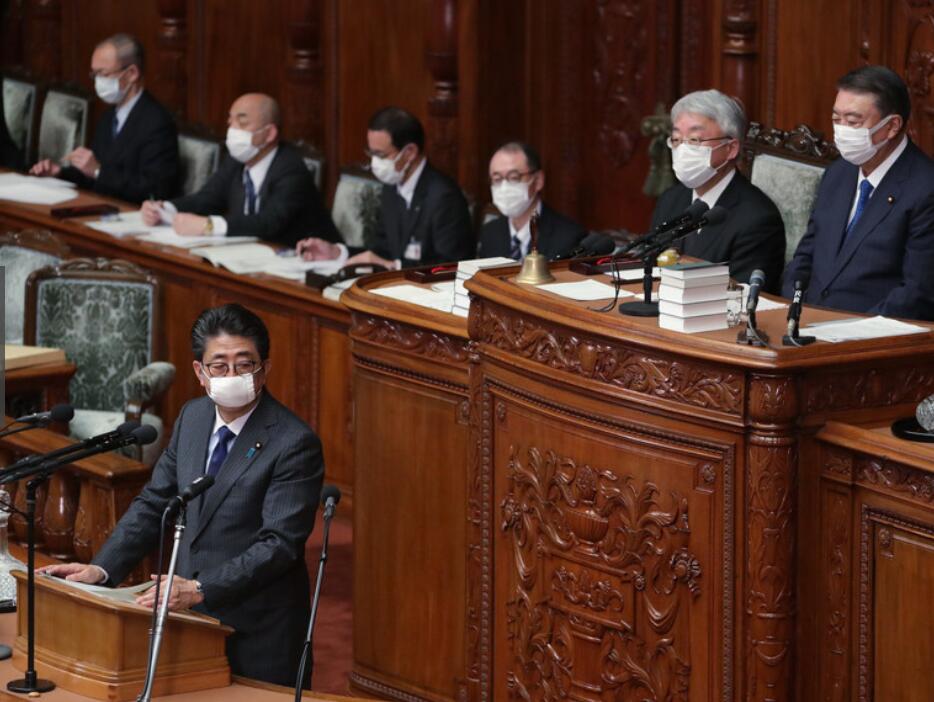 『安倍晋三』日本众议院开会全员戴口罩出席 安倍手部消毒后进场答辩