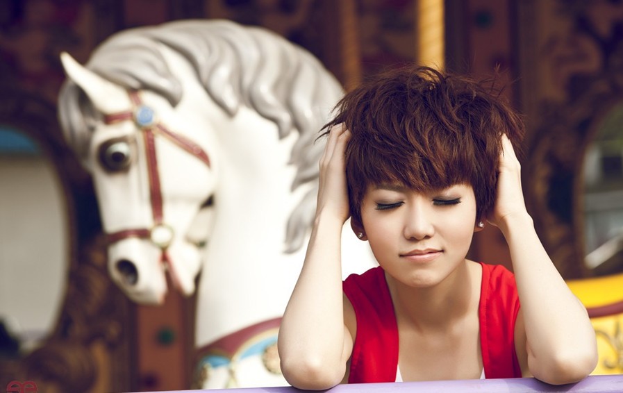 洪辰全新宣传照首曝光 多重色彩打造72小姐