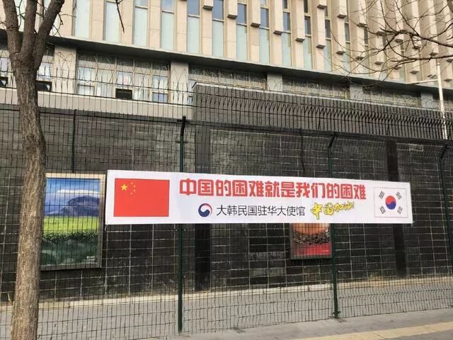 『货机』韩国新任总领事乘临时货机抵汉赴任，还带来了救援物资