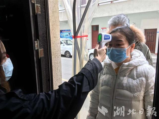 「志愿者」在坚定逆行中成长：湖北保卫战、武汉保卫战中的95后、00后们