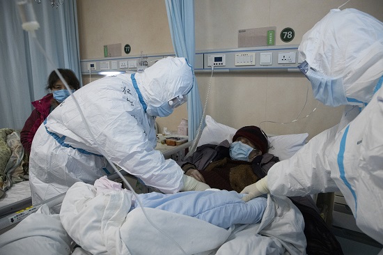 「大决战」武汉大决战：命悬一线女孩争论中被救活 90多危重症到关键时刻