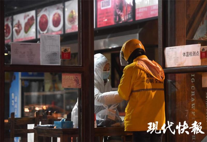 「小龙虾」武汉烟火气回归：小龙虾外卖一周激增11倍