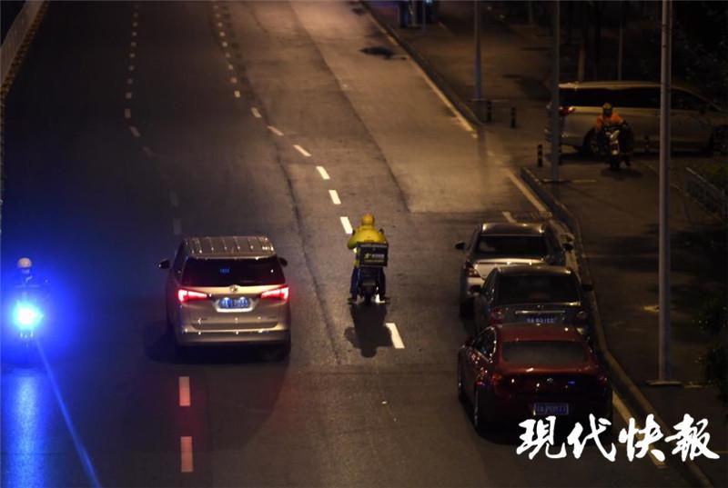 「小龙虾」武汉烟火气回归：小龙虾外卖一周激增11倍