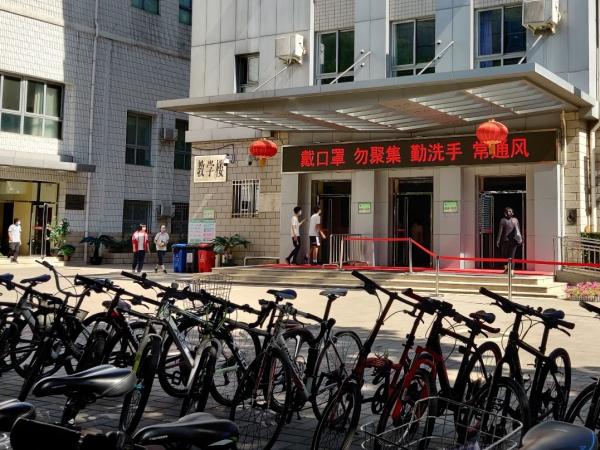 北京北京“非常时期”的疫情防控：逐户敲门排查，学生复课暂停