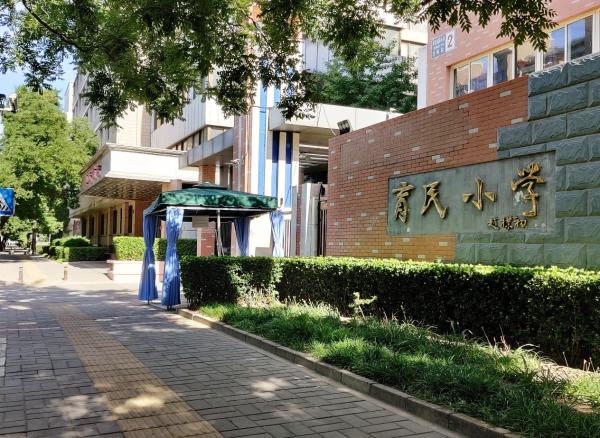 北京北京“非常时期”的疫情防控：逐户敲门排查，学生复课暂停