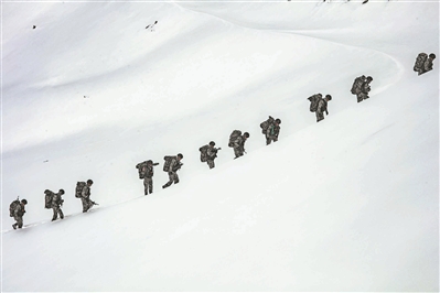 生命禁区海拔6000米！西藏军区组织官兵挑战徒步巡逻新高度