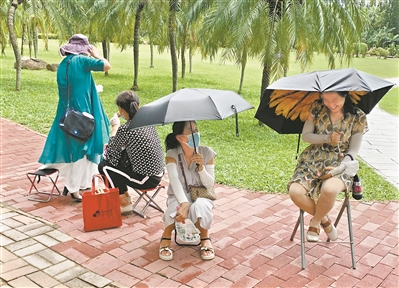 相亲|为女儿蹲守相亲角3年 55岁阿姨疫情期间坚持“打卡”