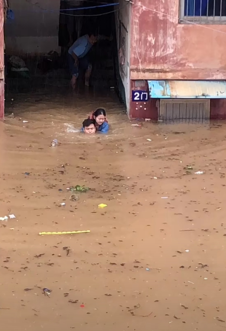 赶考|湖北城管背女孩游泳赶考：没耽误考试很惊喜(图)