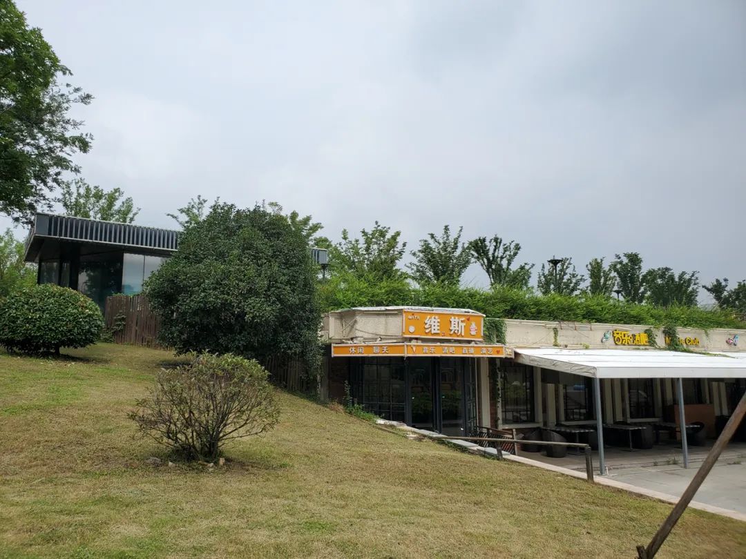 大堤|防汛已一级响应 秦淮河大堤却被挖空建高档餐厅？