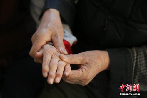以往|阿尔茨海默病患者家庭：疾病夺走的，不止是记忆