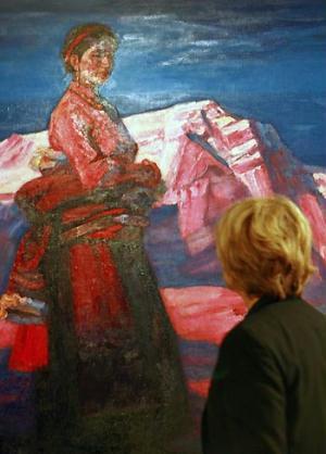 A&nbsp;visitor&nbsp;looks&nbsp;at&nbsp;a&nbsp;picture&nbsp;on&nbsp;display&nbsp;at&nbsp;an&nbsp;exhibition&nbsp;of&nbsp;paintings&nbsp;by&nbsp;Han&nbsp;and&nbsp;Tibetan&nbsp;artists&nbsp;in&nbsp;Rome,&nbsp;capital&nbsp;of&nbsp;Italy,&nbsp;Oct.&nbsp;23,&nbsp;2009.&nbsp;The&nbsp;nine-day&nbsp;exhibition&nbsp;kicking&nbsp;off&nbsp;here&nbsp;on&nbsp;Friday&nbsp;features&nbsp;60&nbsp;paintings&nbsp;depicting&nbsp;the&nbsp;extraordinary&nbsp;landscape&nbsp;of&nbsp;China's&nbsp;Tibet&nbsp;and&nbsp;the&nbsp;region's&nbsp;social&nbsp;and&nbsp;economic&nbsp;development,&nbsp;giving&nbsp;the&nbsp;Italians&nbsp;and&nbsp;other&nbsp;Europeans&nbsp;an&nbsp;opportunity&nbsp;to&nbsp;enjoy&nbsp;the&nbsp;natural&nbsp;scenery&nbsp;and&nbsp;traditional&nbsp;customs&nbsp;of&nbsp;China's&nbsp;Tibet.&nbsp;(Xinhua/Luo&nbsp;Huanhuan)