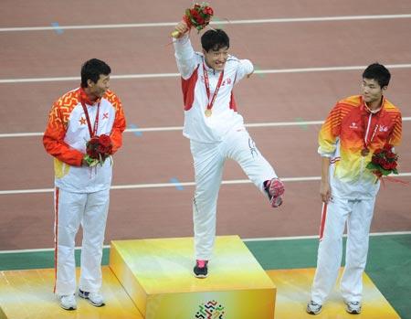 Olympic&nbsp;gold&nbsp;medalist&nbsp;Liu&nbsp;Xiang&nbsp;(C)&nbsp;from&nbsp;Shanghai&nbsp;jubilates&nbsp;while&nbsp;Ji&nbsp;Wei(L)&nbsp;of&nbsp;the&nbsp;People's&nbsp;Liberation&nbsp;Army&nbsp;(PLA)&nbsp;team&nbsp;and&nbsp;Shi&nbsp;Dongpeng&nbsp;from&nbsp;Hebei&nbsp;watch&nbsp;on&nbsp;the&nbsp;podium&nbsp;after&nbsp;the&nbsp;men's&nbsp;110m&nbsp;hurdles&nbsp;of&nbsp;athletics&nbsp;at&nbsp;the&nbsp;11th&nbsp;Chinese&nbsp;National&nbsp;Games&nbsp;in&nbsp;Jinan,&nbsp;east&nbsp;China's&nbsp;Shandong&nbsp;Province,&nbsp;Oct.&nbsp;25,&nbsp;2009.&nbsp;Liu&nbsp;claimed&nbsp;the&nbsp;title&nbsp;of&nbsp;the&nbsp;event&nbsp;with&nbsp;13.34&nbsp;seconds.&nbsp;Ji&nbsp;won&nbsp;the&nbsp;silver&nbsp;while&nbsp;Shi&nbsp;got&nbsp;the&nbsp;bronze.(Xinhua/Li&nbsp;Ga)