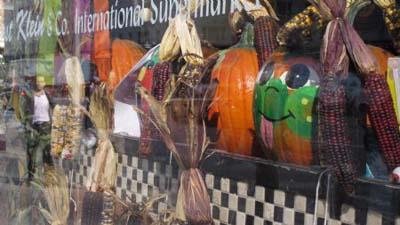 Pumpkin-shape&nbsp;decorations&nbsp;are&nbsp;seen&nbsp;in&nbsp;the&nbsp;shop&nbsp;window&nbsp;in&nbsp;New&nbsp;York&nbsp;Oct.&nbsp;25,&nbsp;2009,&nbsp;to&nbsp;greet&nbsp;the&nbsp;upcoming&nbsp;Halloween.&nbsp;(Xinhua/Liu&nbsp;Xin)