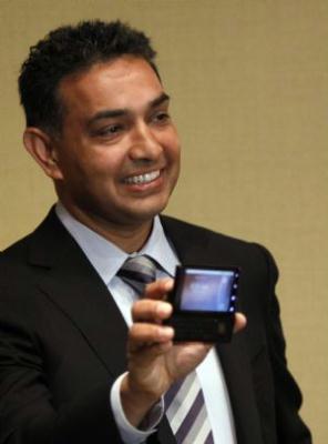 Motorola&nbsp;co-Chief&nbsp;Executive&nbsp;Sanjay&nbsp;Jha&nbsp;shows&nbsp;off&nbsp;his&nbsp;company's&nbsp;new&nbsp;Droid&nbsp;phone,&nbsp;a&nbsp;joint&nbsp;venture&nbsp;with&nbsp;Verizon&nbsp;Wireless&nbsp;phone&nbsp;based&nbsp;on&nbsp;Google&nbsp;Inc's&nbsp;Android&nbsp;2.0&nbsp;system,&nbsp;during&nbsp;a&nbsp;media&nbsp;event&nbsp;in&nbsp;New&nbsp;York&nbsp;October&nbsp;28,&nbsp;2009.&nbsp;Motorola&nbsp;Inc.&nbsp;unveiled&nbsp;its&nbsp;second&nbsp;phone&nbsp;based&nbsp;on&nbsp;Google&nbsp;Inc's&nbsp;Android&nbsp;system&nbsp;on&nbsp;Wednesday&nbsp;with&nbsp;U.S.&nbsp;market&nbsp;leader&nbsp;Verizon&nbsp;Wireless,&nbsp;which&nbsp;said&nbsp;it&nbsp;will&nbsp;promote&nbsp;the&nbsp;phone&nbsp;with&nbsp;its&nbsp;biggest&nbsp;marketing&nbsp;campaign&nbsp;ever.&nbsp;The&nbsp;Droid&nbsp;phone,&nbsp;which&nbsp;includes&nbsp;a&nbsp;computer-like&nbsp;keyboard&nbsp;and&nbsp;a&nbsp;new&nbsp;version&nbsp;of&nbsp;Google&nbsp;Inc's&nbsp;software,&nbsp;Android&nbsp;2.0,&nbsp;will&nbsp;go&nbsp;on&nbsp;sale&nbsp;for&nbsp;199&nbsp;U.S.&nbsp;dollars&nbsp;on&nbsp;Nov.&nbsp;6&nbsp;to&nbsp;Verizon&nbsp;Wireless&nbsp;customers.(Xinhua/Reuters&nbsp;Photo)
