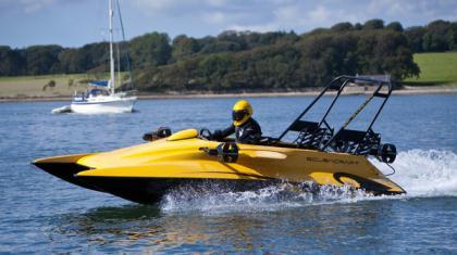 The&nbsp;Scubacraft&nbsp;works&nbsp;by&nbsp;inflating&nbsp;or&nbsp;deflating&nbsp;buoyancy&nbsp;tubes&nbsp;integrated&nbsp;in&nbsp;its&nbsp;hull,&nbsp;which&nbsp;allow&nbsp;it&nbsp;to&nbsp;submerge&nbsp;and&nbsp;surface&nbsp;at&nbsp;will.&nbsp;