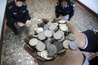 Police&nbsp;officers&nbsp;count&nbsp;counterfeit&nbsp;coins&nbsp;they&nbsp;have&nbsp;confiscated&nbsp;since&nbsp;Oct&nbsp;20&nbsp;in&nbsp;Zaozhuang,&nbsp;Shandong&nbsp;province&nbsp;on&nbsp;Monday.&nbsp;The&nbsp;coins,&nbsp;which&nbsp;weigh&nbsp;310kg,&nbsp;have&nbsp;a&nbsp;value&nbsp;of&nbsp;40,000&nbsp;yuan($5,860).&nbsp;[Xinhua]
