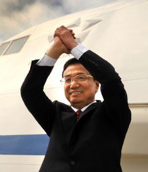 Chinese&nbsp;Vice&nbsp;Premier&nbsp;Li&nbsp;Keqiang&nbsp;bids&nbsp;farewell&nbsp;at&nbsp;the&nbsp;airport&nbsp;in&nbsp;Auckland,&nbsp;New&nbsp;Zealand,&nbsp;Nov.&nbsp;3,&nbsp;2009.&nbsp;Chinese&nbsp;Vice&nbsp;Premier&nbsp;Li&nbsp;Keqiang&nbsp;left&nbsp;for&nbsp;Papua&nbsp;New&nbsp;Guinea&nbsp;on&nbsp;Tuesday&nbsp;after&nbsp;concluding&nbsp;an&nbsp;official&nbsp;visit&nbsp;to&nbsp;New&nbsp;Zealand.&nbsp;(Xinhua/Liu&nbsp;Jiansheng)