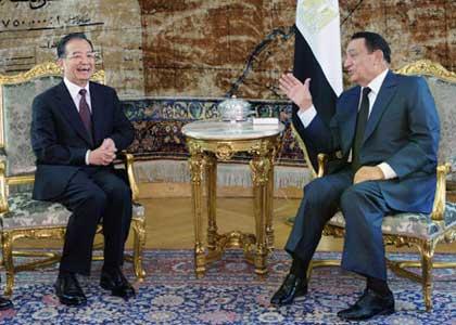 Chinese&nbsp;Premier&nbsp;Wen&nbsp;Jiabao&nbsp;(L)&nbsp;talks&nbsp;with&nbsp;Egyptian&nbsp;President&nbsp;Hosni&nbsp;Mubarak&nbsp;at&nbsp;the&nbsp;Presidential&nbsp;Palace&nbsp;in&nbsp;Cairo,&nbsp;Egypt,&nbsp;Nov.&nbsp;7,&nbsp;2009.&nbsp;(Xinhua/Li&nbsp;Tao)