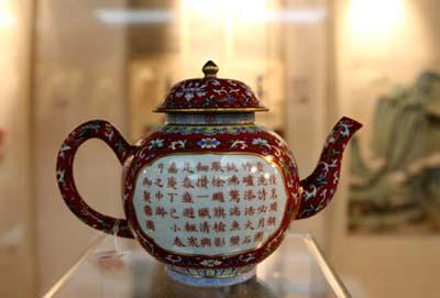 A&nbsp;teapot&nbsp;made&nbsp;in&nbsp;the&nbsp;Qing&nbsp;Dynasty&nbsp;(1644-1911)&nbsp;is&nbsp;seen&nbsp;during&nbsp;the&nbsp;preview&nbsp;of&nbsp;2009&nbsp;Huachen&nbsp;Autumn&nbsp;Auction&nbsp;in&nbsp;Beijing,&nbsp;capital&nbsp;of&nbsp;China,&nbsp;on&nbsp;Nov.&nbsp;10,&nbsp;2009.&nbsp;The&nbsp;auction&nbsp;of&nbsp;Chinese&nbsp;paintings&nbsp;and&nbsp;calligraphy,&nbsp;Chinese&nbsp;ceramics,&nbsp;jade&nbsp;carvings&nbsp;and&nbsp;works&nbsp;of&nbsp;art,&nbsp;Chinese&nbsp;oil&nbsp;paintings&nbsp;and&nbsp;sculptures,&nbsp;photographs&nbsp;will&nbsp;kick&nbsp;off&nbsp;on&nbsp;Nov.&nbsp;17,&nbsp;with&nbsp;a&nbsp;magnificent&nbsp;jewelry&nbsp;selling&nbsp;during&nbsp;the&nbsp;exhibition.&nbsp;(Xinhua/Xue&nbsp;Dongmei)