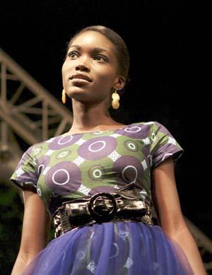 A&nbsp;model&nbsp;poses&nbsp;for&nbsp;photographers&nbsp;at&nbsp;the&nbsp;Swahili&nbsp;Fashion&nbsp;Week&nbsp;in&nbsp;Tanzania's&nbsp;capital&nbsp;Dar&nbsp;es&nbsp;Salaam,&nbsp;November&nbsp;5,&nbsp;2009.For&nbsp;women&nbsp;in&nbsp;Tanzania's&nbsp;humid&nbsp;Dar&nbsp;es&nbsp;Salaam&nbsp;port&nbsp;city,&nbsp;the&nbsp;"kanga"&nbsp;is&nbsp;must-have&nbsp;material,&nbsp;functioning&nbsp;as&nbsp;an&nbsp;everyday&nbsp;wraparound&nbsp;dress,&nbsp;bath&nbsp;towel,&nbsp;shawl&nbsp;and,&nbsp;when&nbsp;ragged,&nbsp;dish&nbsp;cloth&nbsp;and&nbsp;mop&nbsp;too.[Agencies]