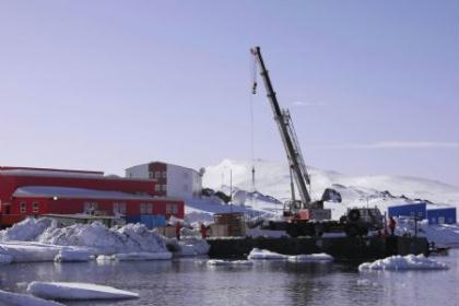 Chinese&nbsp;exploration&nbsp;team&nbsp;unloads&nbsp;supplies&nbsp;at&nbsp;the&nbsp;port&nbsp;of&nbsp;the&nbsp;Great&nbsp;Wall&nbsp;Station&nbsp;in&nbsp;Antarctic,&nbsp;Nov.&nbsp;16,&nbsp;2009.&nbsp;The&nbsp;26th&nbsp;Antarctic&nbsp;exploration&nbsp;team&nbsp;of&nbsp;China&nbsp;completed&nbsp;the&nbsp;task&nbsp;of&nbsp;uploading&nbsp;supplies&nbsp;from&nbsp;Snow&nbsp;Dragon&nbsp;exploration&nbsp;ship&nbsp;to&nbsp;Great&nbsp;Wall&nbsp;Station&nbsp;on&nbsp;Monday&nbsp;after&nbsp;4&nbsp;days'&nbsp;work.&nbsp;The&nbsp;Snow&nbsp;Dragon,&nbsp;with&nbsp;more&nbsp;than&nbsp;170&nbsp;scientists,&nbsp;workers&nbsp;and&nbsp;crew&nbsp;members&nbsp;on&nbsp;board,&nbsp;left&nbsp;Shanghai&nbsp;on&nbsp;Oct.&nbsp;11.&nbsp;(Xinhua/Cui&nbsp;Jing)