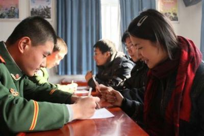 A&nbsp;group&nbsp;of&nbsp;postgraduates&nbsp;in&nbsp;the&nbsp;faculty&nbsp;of&nbsp;applied&nbsp;psychology&nbsp;from&nbsp;Nankai&nbsp;University&nbsp;instruct&nbsp;the&nbsp;armed&nbsp;policemen&nbsp;in&nbsp;filling&nbsp;in&nbsp;the&nbsp;forms&nbsp;of&nbsp;self-assessment&nbsp;on&nbsp;professional&nbsp;penchant,&nbsp;in&nbsp;the&nbsp;barrack&nbsp;of&nbsp;3rd&nbsp;Regiment&nbsp;of&nbsp;the&nbsp;Tianjin&nbsp;Corps&nbsp;of&nbsp;the&nbsp;Chinese&nbsp;People's&nbsp;Armed&nbsp;Police&nbsp;Force,&nbsp;in&nbsp;Tianjin,&nbsp;north&nbsp;China,&nbsp;Nov.&nbsp;22,&nbsp;2009.&nbsp;Postgraduates&nbsp;arrive&nbsp;in&nbsp;the&nbsp;barrack&nbsp;to&nbsp;help&nbsp;the&nbsp;armed&nbsp;policemen&nbsp;in&nbsp;conducting&nbsp;objective&nbsp;analyasis&nbsp;on&nbsp;their&nbsp;future&nbsp;professional&nbsp;inclination,&nbsp;as&nbsp;well&nbsp;as&nbsp;providing&nbsp;some&nbsp;useful&nbsp;and&nbsp;relevant&nbsp;psychological&nbsp;assistance.(Xinhua/Li&nbsp;Xiang)