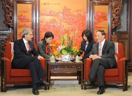 Chinese&nbsp;Vice&nbsp;Premier&nbsp;Wang&nbsp;Qishan&nbsp;(R)&nbsp;meets&nbsp;with&nbsp;Sergio&nbsp;Balbinot,&nbsp;CEO&nbsp;of&nbsp;Italian&nbsp;insurance&nbsp;giant&nbsp;Generali&nbsp;Group,&nbsp;in&nbsp;Beijing,&nbsp;capital&nbsp;of&nbsp;China,&nbsp;Nov.&nbsp;23,&nbsp;2009.(Xinhua/Ding&nbsp;Lin)