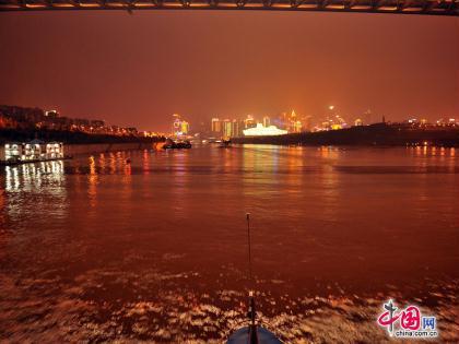 Located&nbsp;on&nbsp;the&nbsp;edge&nbsp;of&nbsp;the&nbsp;Yungui&nbsp;Plateau,&nbsp;Chongqing&nbsp;is&nbsp;intersected&nbsp;by&nbsp;the&nbsp;Jialing&nbsp;River&nbsp;and&nbsp;the&nbsp;upper&nbsp;reaches&nbsp;of&nbsp;the&nbsp;Yangtze.Widely&nbsp;acknowledged&nbsp;as&nbsp;the&nbsp;largest&nbsp;industrial&nbsp;and&nbsp;economic&nbsp;center&nbsp;in&nbsp;southwestern&nbsp;China,&nbsp;Chongqing&nbsp;City&nbsp;is&nbsp;a&nbsp;popular&nbsp;destination&nbsp;for&nbsp;travelers&nbsp;with&nbsp;its&nbsp;hilly&nbsp;slopes,&nbsp;rivers,&nbsp;night&nbsp;views&nbsp;and&nbsp;spicy&nbsp;food.&nbsp;Chongqing&nbsp;at&nbsp;night&nbsp;presents&nbsp;a&nbsp;wonderful&nbsp;scene.&nbsp;You&nbsp;can&nbsp;enjoy&nbsp;night&nbsp;scene&nbsp;in&nbsp;different&nbsp;places.[Photo&nbsp;by&nbsp;Jia&nbsp;Yunlong]&nbsp;