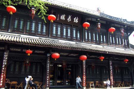 Jinli&nbsp;Street,&nbsp;located&nbsp;to&nbsp;the&nbsp;east&nbsp;of&nbsp;the&nbsp;Wuhou&nbsp;Memorial&nbsp;Temple&nbsp;of&nbsp;Chengdu&nbsp;(the&nbsp;most&nbsp;famous&nbsp;Three&nbsp;Kingdoms&nbsp;period&nbsp;(220&nbsp;-&nbsp;280)&nbsp;relic&nbsp;museum&nbsp;in&nbsp;China)&nbsp;is&nbsp;particularly&nbsp;representative&nbsp;of&nbsp;this&nbsp;city.&nbsp;It&nbsp;is&nbsp;recorded&nbsp;that&nbsp;as&nbsp;early&nbsp;as&nbsp;the&nbsp;Qin&nbsp;Dynasty&nbsp;(221&nbsp;BC&nbsp;-&nbsp;206&nbsp;BC),&nbsp;Jinli&nbsp;Street&nbsp;was&nbsp;the&nbsp;most&nbsp;famous&nbsp;place&nbsp;for&nbsp;baldachin&nbsp;-&nbsp;a&nbsp;rich,&nbsp;ornate&nbsp;cloth.&nbsp;And&nbsp;it&nbsp;was&nbsp;one&nbsp;of&nbsp;the&nbsp;busiest&nbsp;commercial&nbsp;streets&nbsp;during&nbsp;the&nbsp;Shu&nbsp;Kingdom&nbsp;(221-263).&nbsp;Hence,&nbsp;it&nbsp;is&nbsp;known&nbsp;as&nbsp;'First&nbsp;Street&nbsp;of&nbsp;the&nbsp;Shu&nbsp;Kingdom'.[Photo:China.org.cn]