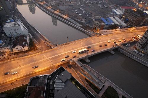 [<em>视频</em>][上海]桥墩开裂现<em>编织</em>物 责任追查中_CC