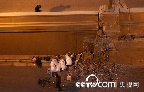 [<em>视频</em>][上海]桥墩开裂现<em>编织</em>物 责任追查中_CC