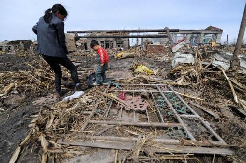 黑龙江绥化遭龙卷风冰雹袭击已致7人死亡[组图