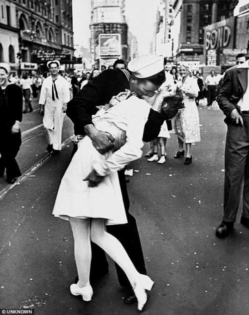 wwii nurse in iconic times square kiss photo die