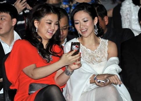 章子怡着蕾丝裙热聊李湘 被捉玉手疾走忙挣脱