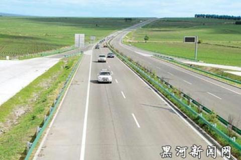 图为嫩江县境内的G111(京加)高速公路。<br>