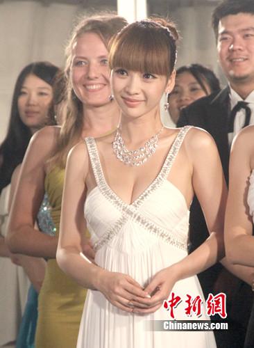 柳岩紫色短裙性感火辣 白色礼服典雅大气(组图