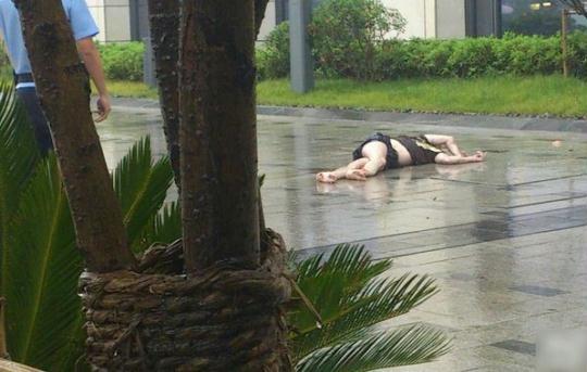 南京万达希尔顿<em>酒店</em>一外籍女子<em>离奇</em>坠楼身亡(