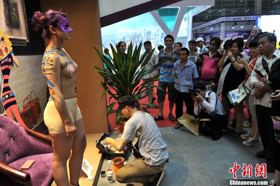 <em>人体</em>彩绘助阵福州住交会 <em>裸女</em>尺度大开!(组图)