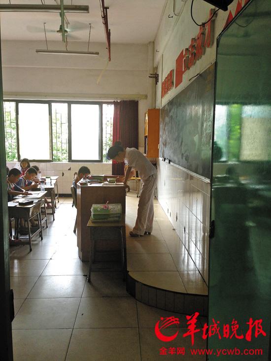 深圳一老师讲台下猥亵女学生1年 受害人最小仅