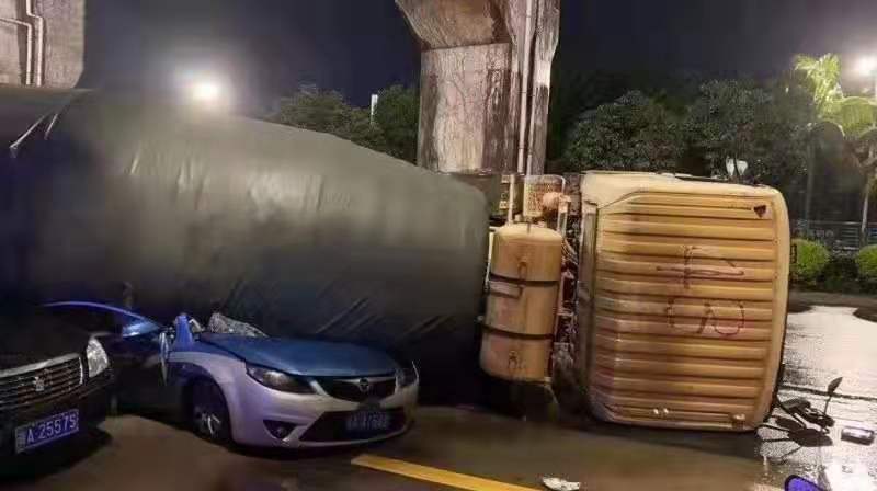 重型水泥罐车侧翻压扁出租车 车上5人均遇难