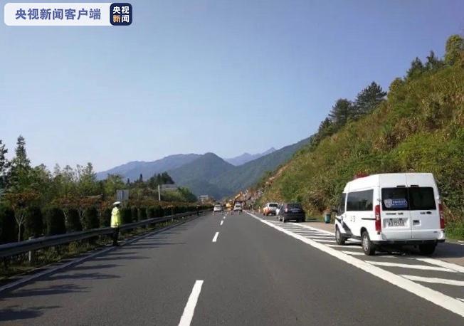 『央视新闻』双向交通临时中断，武深高速株洲一路段发生山体滑坡