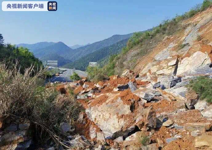 『央视新闻』双向交通临时中断，武深高速株洲一路段发生山体滑坡