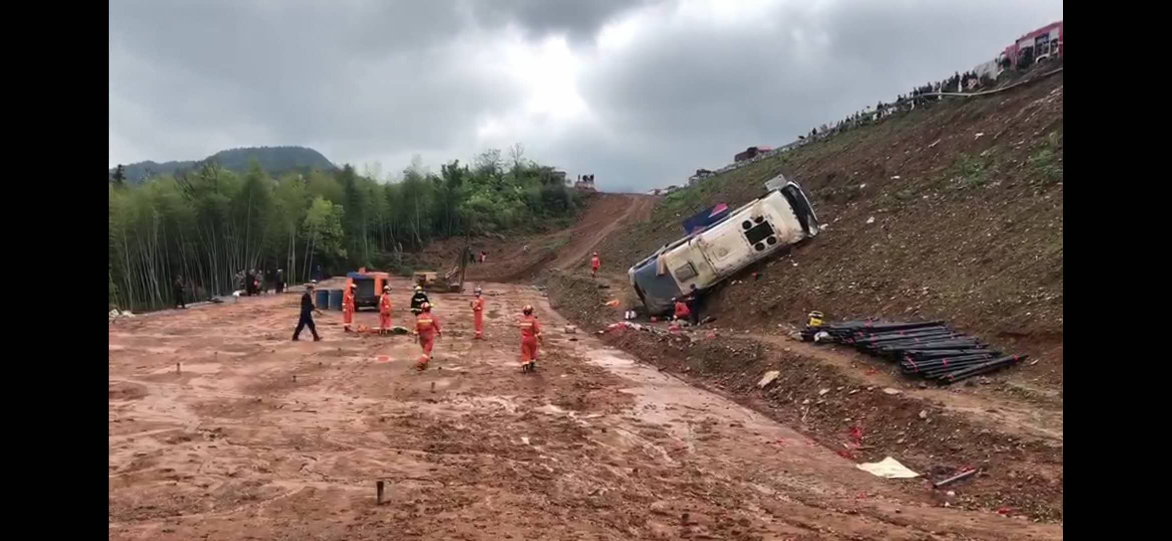 【央视新闻客户端】| 江西景德镇一客运中巴车发生侧翻 已致6死13伤，持续更新