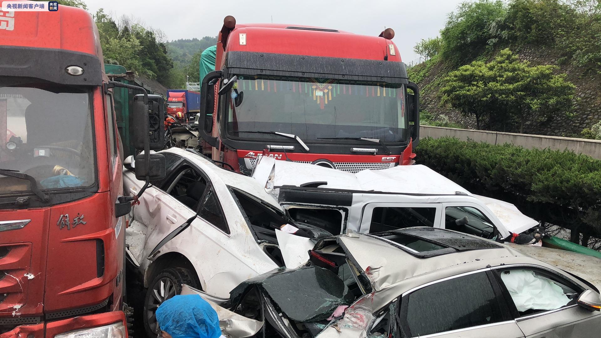 央视新闻客户端■造成4人死亡1人受伤,京昆高速陕西段7车相撞