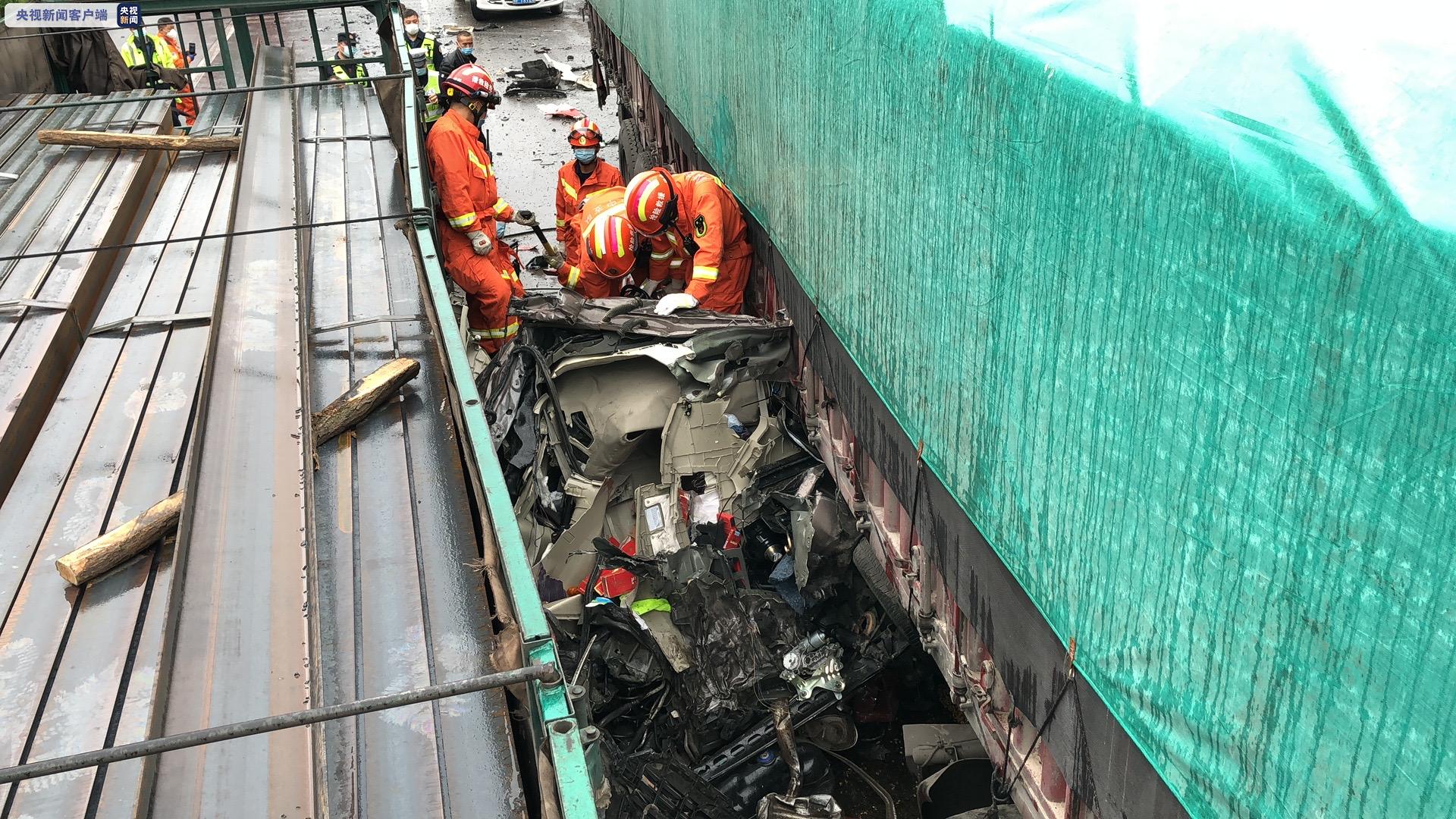 央视新闻客户端■造成4人死亡1人受伤,京昆高速陕西段7车相撞