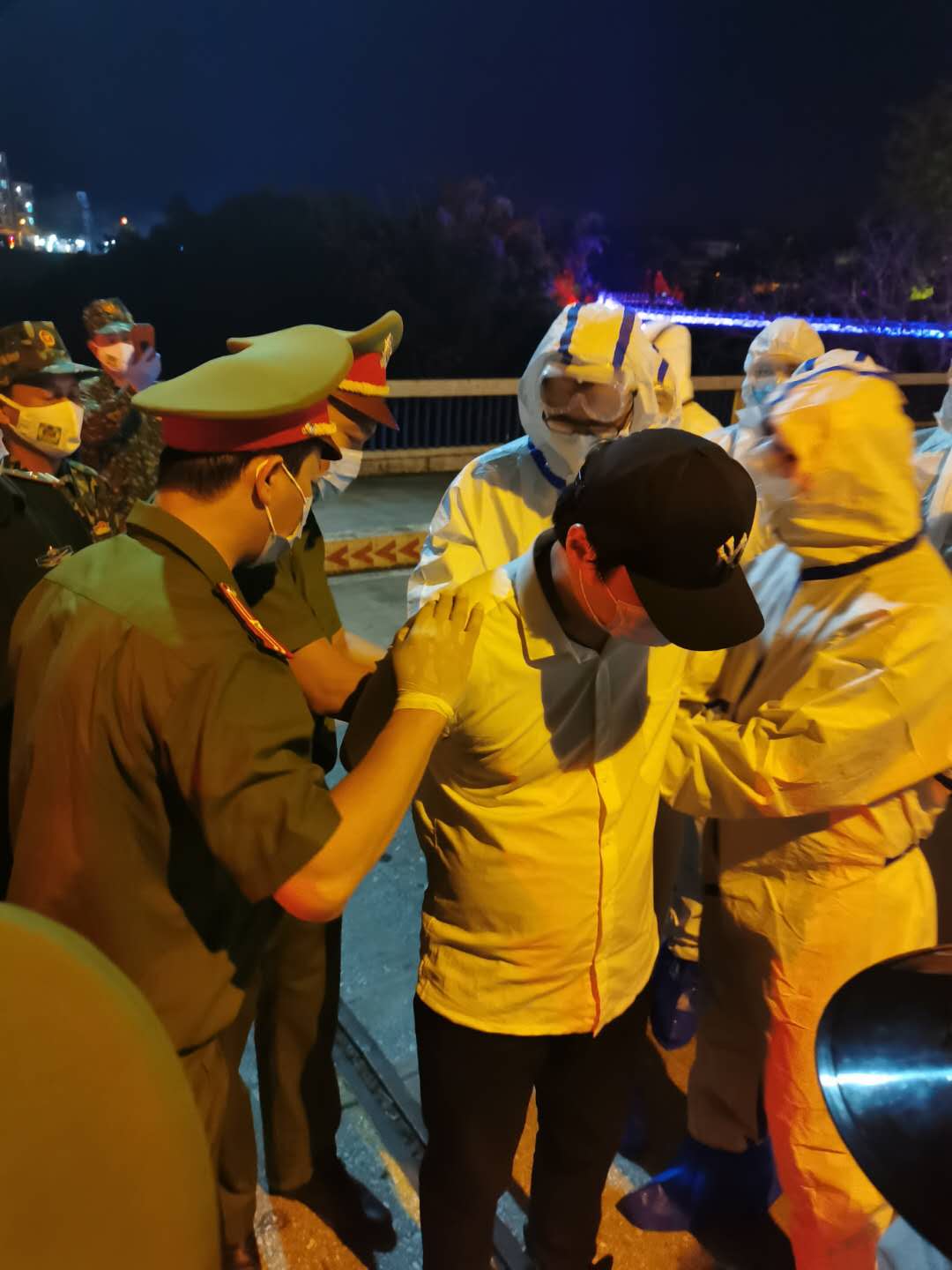 央视新闻@“红通人员”胡亦品被缉捕并遣返