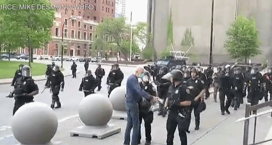 央视新闻州长：恶心到胃里，美国布法罗警察推倒老人引众怒