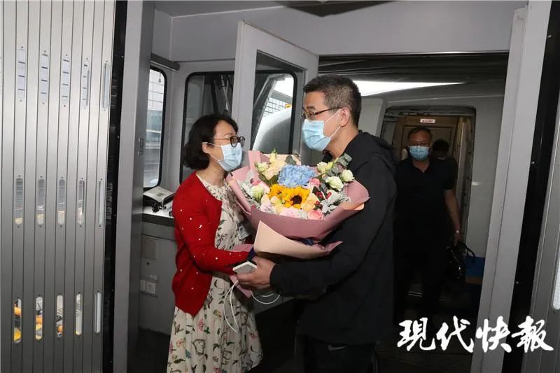 央视新闻139天!“一月白头”的邱海波终于回家了