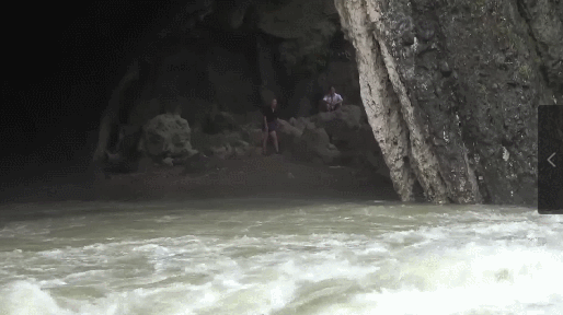 湖北来凤:暴雨致河水猛涨2名老人被困 消防紧急救援